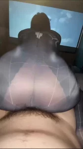 被门外漂亮小姐姐发现了！