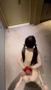 双马尾小母狗反绑双手开门露出